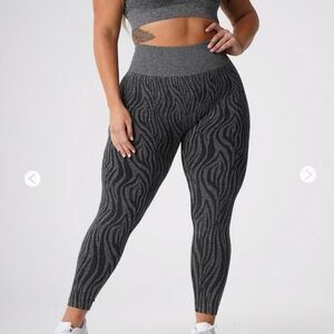 NWT NVGTN NAVI  Black Speckled Zebra Seemless Leggings Size M